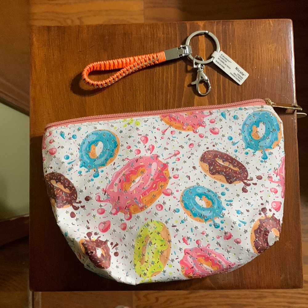 IM❤️Accessories- Sparkly Doughnut Make Up Bag with Keychain